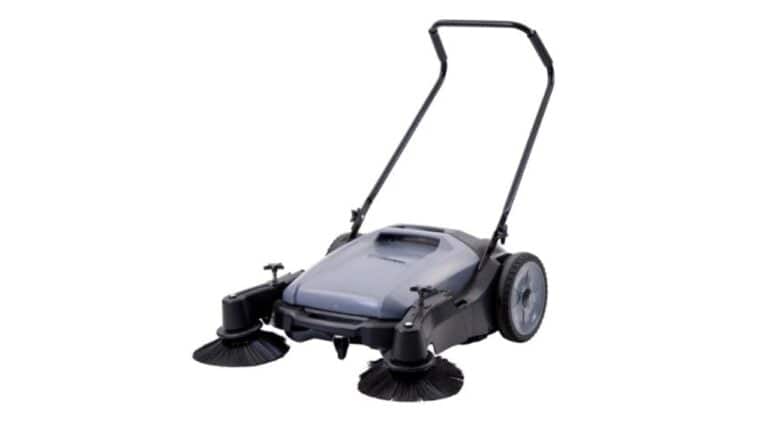 barredora manual hombre caminando